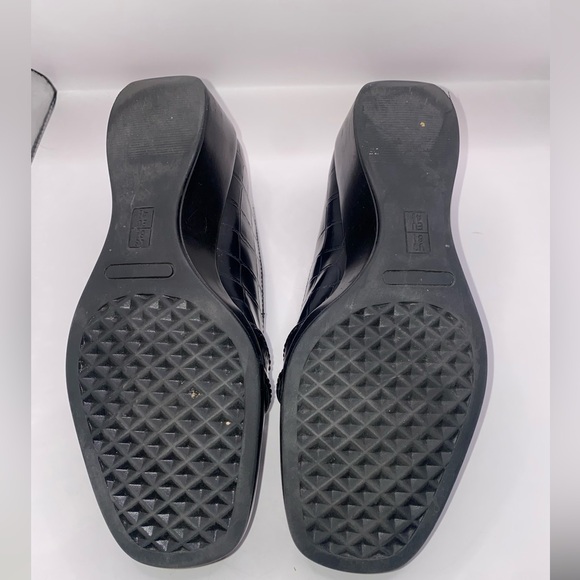 AEROSOLES Black Crocodile Pattern Loafers - Picture 6 of 6